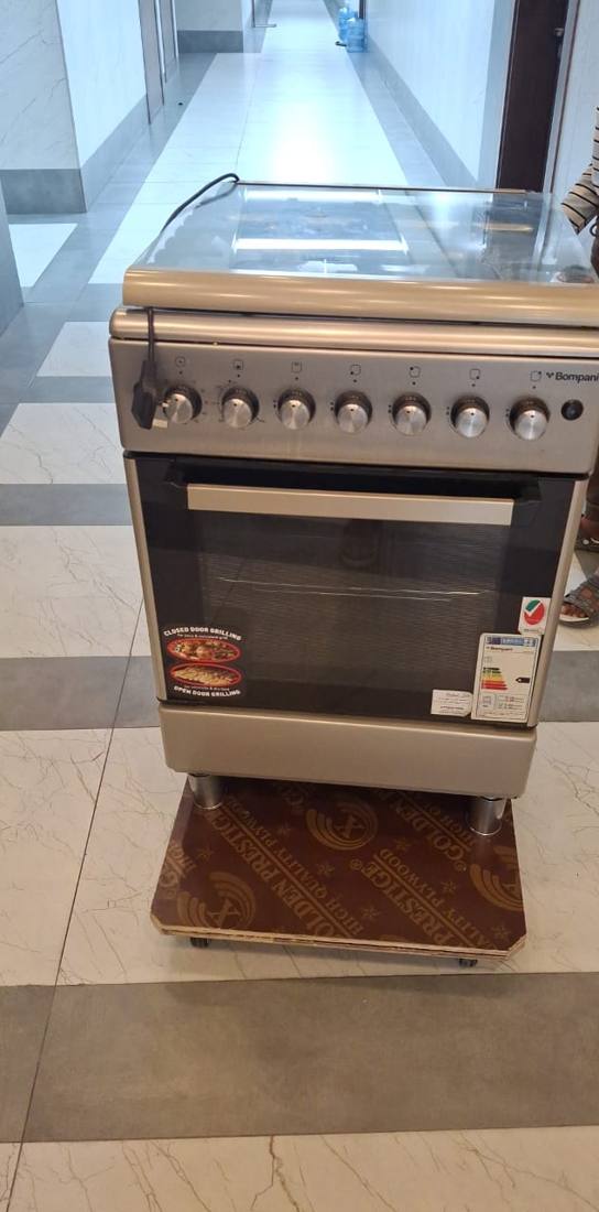 Freestanding gas cooker with oven