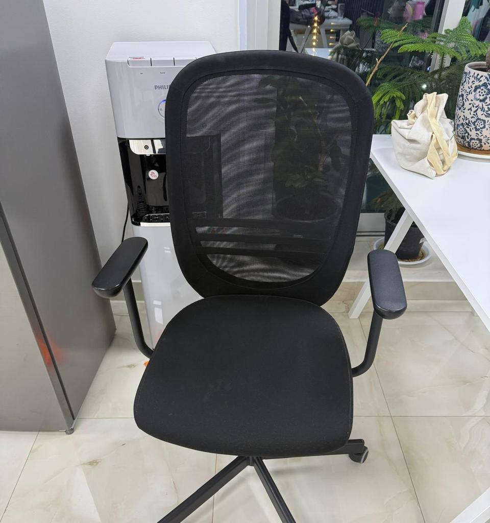 Black mesh office chairs